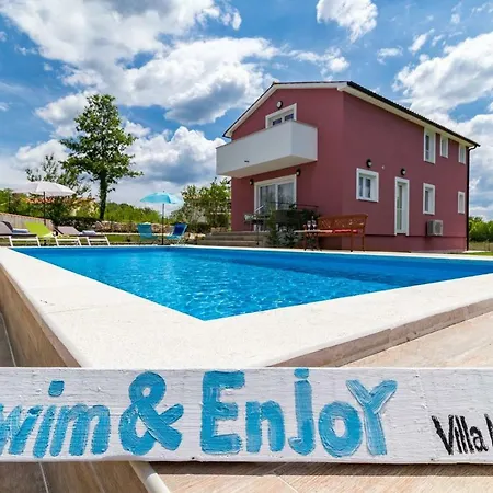 Villa May ヴィラ Tinjan